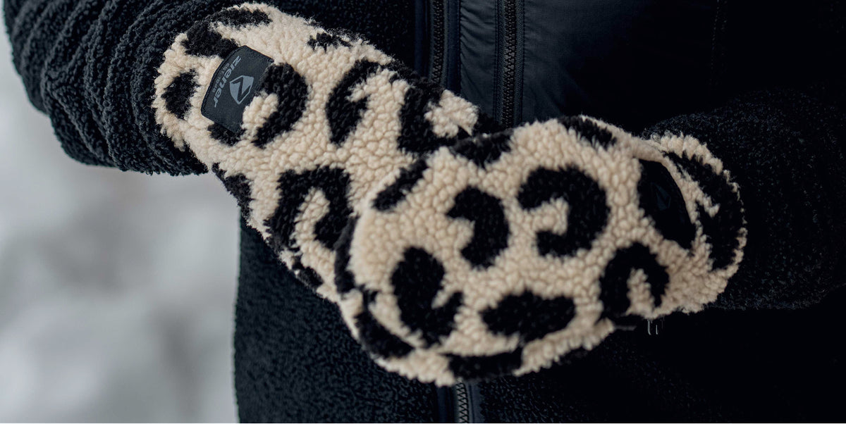Close-up of a ZIENER teddy fleece mitten with a leopard pattern